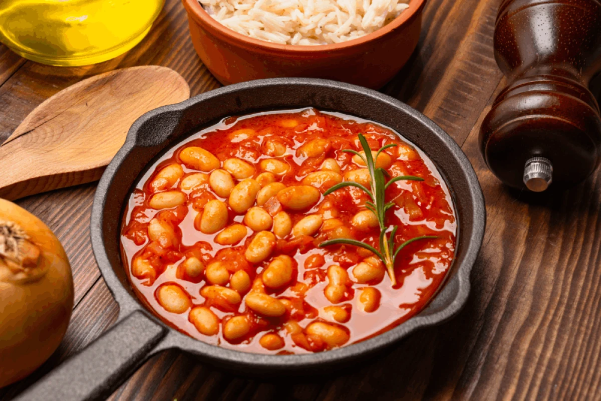 Fasolka po bretońsku podana w patelni